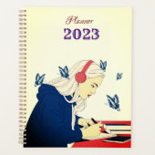 Ein Mädchen, das in Studien Planner 2024 eingeschl Planer (Vorderseite)