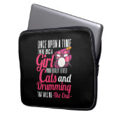 Ein Mädchen, das Katzen und Drumming Liebe Laptopschutzhülle (Vorderseite Links)