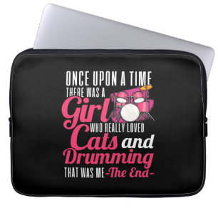 Ein Mädchen, das Katzen und Drumming Liebe Laptopschutzhülle