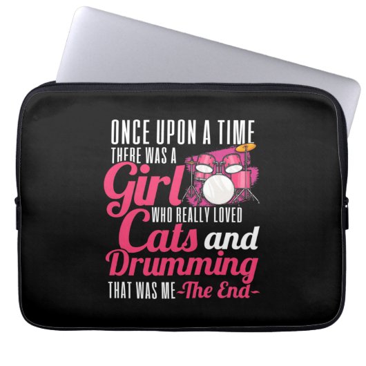 Ein Mädchen, das Katzen und Drumming Liebe Laptopschutzhülle (Vorderseite)