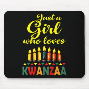 Ein Mädchen, das Kwanzaa Kinara Afrikanischer Stol Mousepad