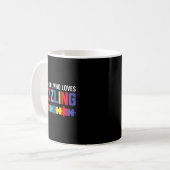 Ein Mädchen, das Rätsel-Rätsel-Horror liebt Kaffeetasse (Vorderseite Links)