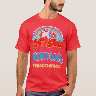 Ein Mädchen, das Regenbögen und Einhörner liebt T-Shirt