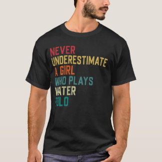 Ein Mädchen, das Waterpolo spielt T-Shirt