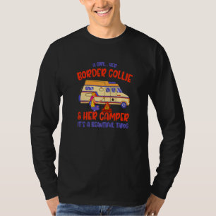 Ein Mädchen, ihr Border Collie und ihr Camper Shee T-Shirt