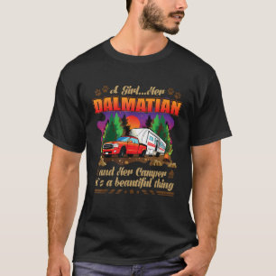 Ein Mädchen Ihr Dalmatiner und ihr Camper Hund lie T-Shirt