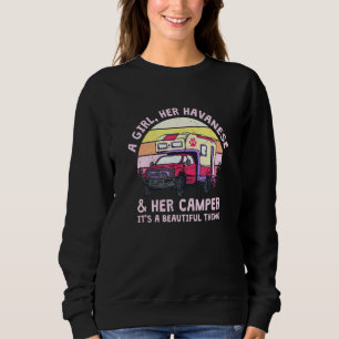Ein Mädchen ihre Havanese und ihr Camper Havanese  Sweatshirt