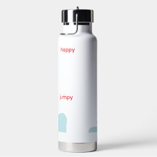 ein Mädchen im roten Kleid, das glücklich herumhüp Trinkflasche