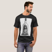 Ein Mädchen in der Flasche, Kunstwerk, Bleistiftku T-Shirt (Vorne ganz)