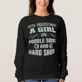 Ein Mädchen in Poodle Socken und Hard Shoes irisch Sweatshirt (Vorderseite)
