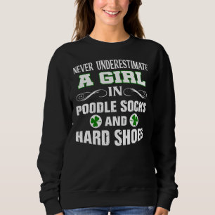 Ein Mädchen in Poodle Socken und Hard Shoes irisch Sweatshirt