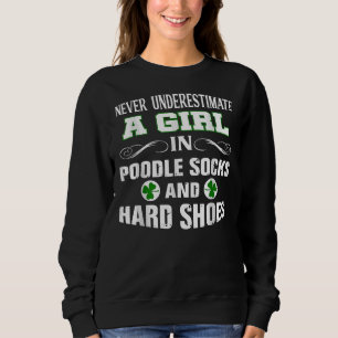 Ein Mädchen in Poodle Socken und Hard Shoes Irish Sweatshirt