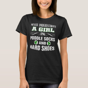 Ein Mädchen in Poodle Socken und Hard Shoes Irish T-Shirt