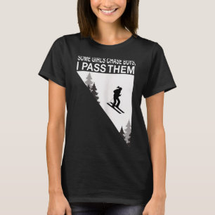 Ein Mädchen jagt Jungs, ich überhole sie Skimädche T-Shirt