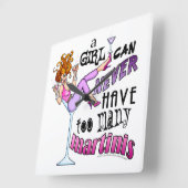 Ein Mädchen kann zu viele MARTINIS nie haben Quadratische Wanduhr (Winkel)