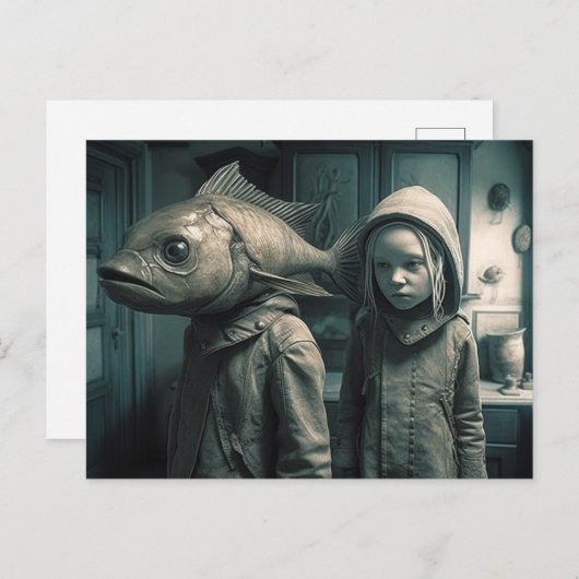 Ein Mädchen mit einem Fischkopf und ihrem Freund Postkarte (Vorne/Hinten)