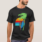 ein Mädchen neben einer Palme am Strand T-Shirt (Vorderseite)