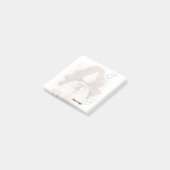 Ein Mädchen trinkt lange einen Kaffee Post-it Klebezettel (angewinkelt)