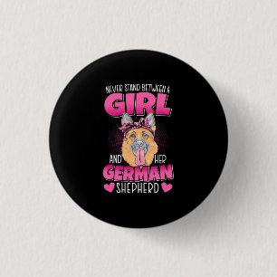 Ein Mädchen und ein deutscher Schäferhund Button