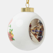 Ein magischer Winter Wonderland Weihnachtszug Keramik Kugel-Ornament (Links)