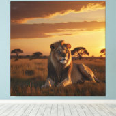 Ein majestätischer Löwe auf einer grasbewachsenen  Leinwanddruck (Insitu (Holzboden))