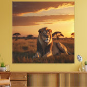 Ein majestätischer Löwe auf einer grasbewachsenen  Leinwanddruck (Insitu (Wohnzimmer))