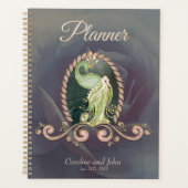 Ein majestätischer Pfau in Gold und Grün Planer (Vorderseite)