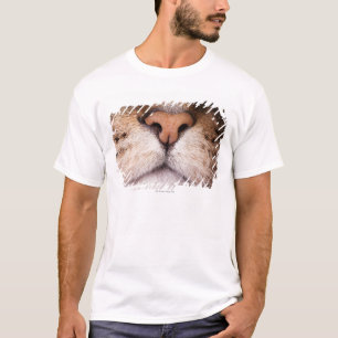 Ein Makrobild der Nase und des Munds einer Katze T-Shirt