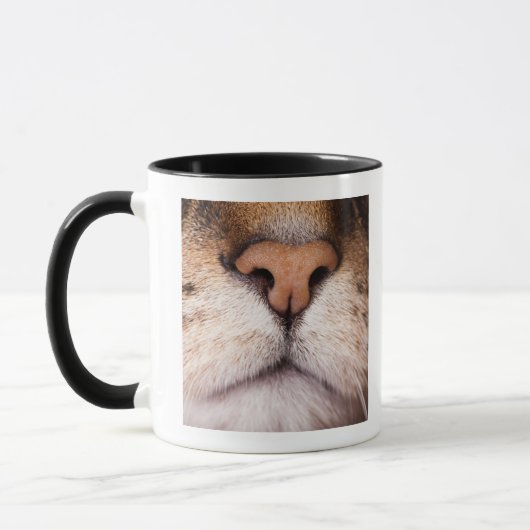 Ein Makrobild der Nase und des Munds einer Katze Tasse (Links)