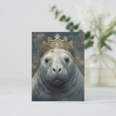 Ein Manatee, das eine Krone trägt Postkarte (Stehend Vorderseite)