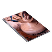 Ein Mann arbeitet in einem Töpfertopf, Safi, Marok Notizblock (Rechte Seite)