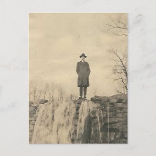 Ein Mann auf einer Klippe Postkarte (Vorderseite)
