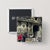 Ein Mann, der durch einen Elefanten gesegnet wird Button (Vorne & Hinten)