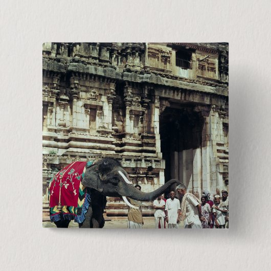 Ein Mann, der durch einen Elefanten gesegnet wird Button (Vorderseite)