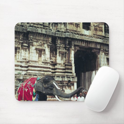 Ein Mann, der durch einen Elefanten gesegnet wird Mousepad (Mit Mouse)