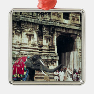 Ein Mann, der durch einen Elefanten gesegnet wird Ornament Aus Metall