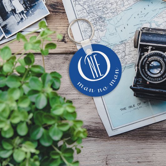 Ein Mann, der kein Mensch ermuntert, zitiert blau Schlüsselanhänger