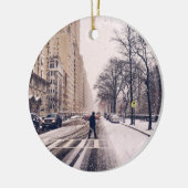 Ein Mann, der nach Westen ein Snowy-Central Park Keramik Ornament (Links)