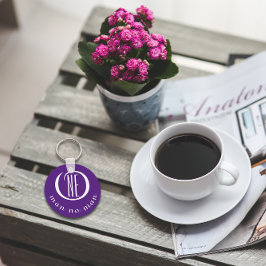 Ein Mann, der nicht ermutigt wird, zitiert lila Schlüsselanhänger