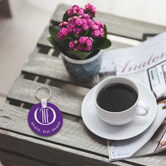 Ein Mann, der nicht ermutigt wird, zitiert lila Schlüsselanhänger