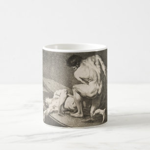 Ein Mann hebt die Legen eines anderen Mannes Kaffeetasse