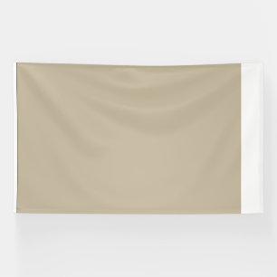 ein Mann im Anzug und Krawatte, der vor einer Wand Banner