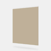 ein Mann in einem Anzug und Krawatte stehend vor e Acrylschild (Winkel)