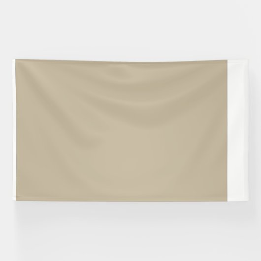 ein Mann in einem Anzug und Krawatte stehend vor e Banner (Horizontal)