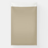 ein Mann in einem Anzug und Krawatte stehend vor e Banner (Vertikal)