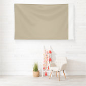 ein Mann in einem Anzug und Krawatte stehend vor e Banner (Insitu)