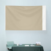 ein Mann in einem Anzug und Krawatte stehend vor e Banner (Messe)