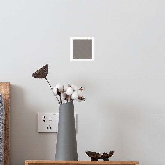 ein Mann in einem Anzug und Krawatte stehend vor e Foliendrucke (In Situ (Schlafzimmer 2))