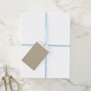 ein Mann in einem Anzug und Krawatte stehend vor e Geschenkanhänger