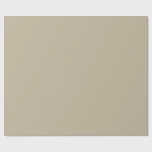 ein Mann in einem Anzug und Krawatte stehend vor e Geschenkpapier (Flach)